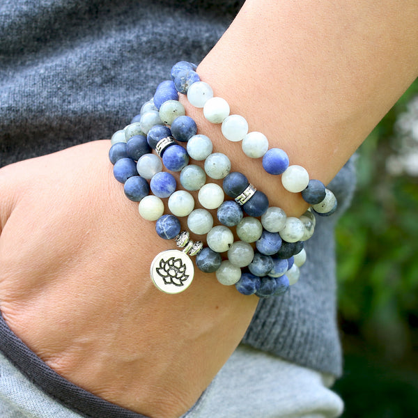 Bracelet mala en Sodalite et pierres de lune - l'atelier d'eos