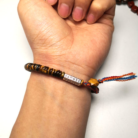 bracelet en Œil de tigre et mantra - l'atelier d'eos